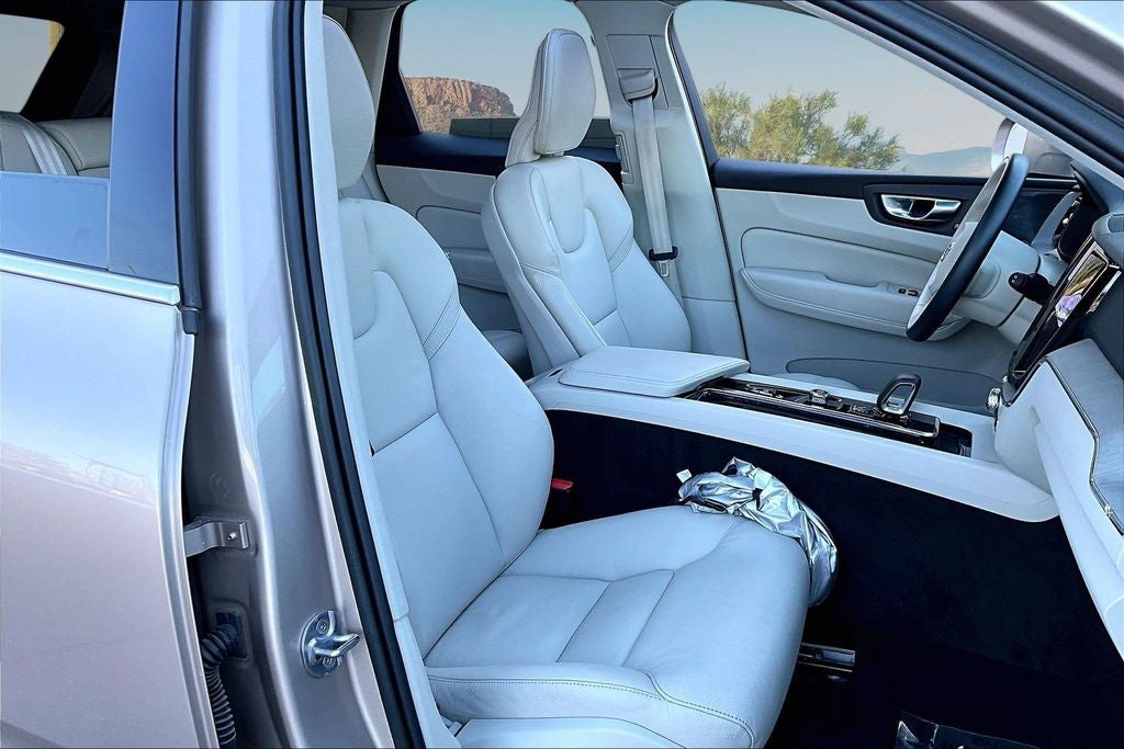 2023 Volvo XC60 B5 Plus Bright Theme