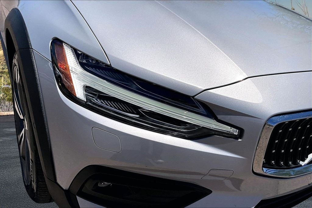2025 Volvo V60 Cross Country B5 Plus