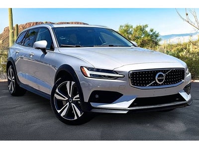 2025 Volvo V60 Cross Country B5 Plus
